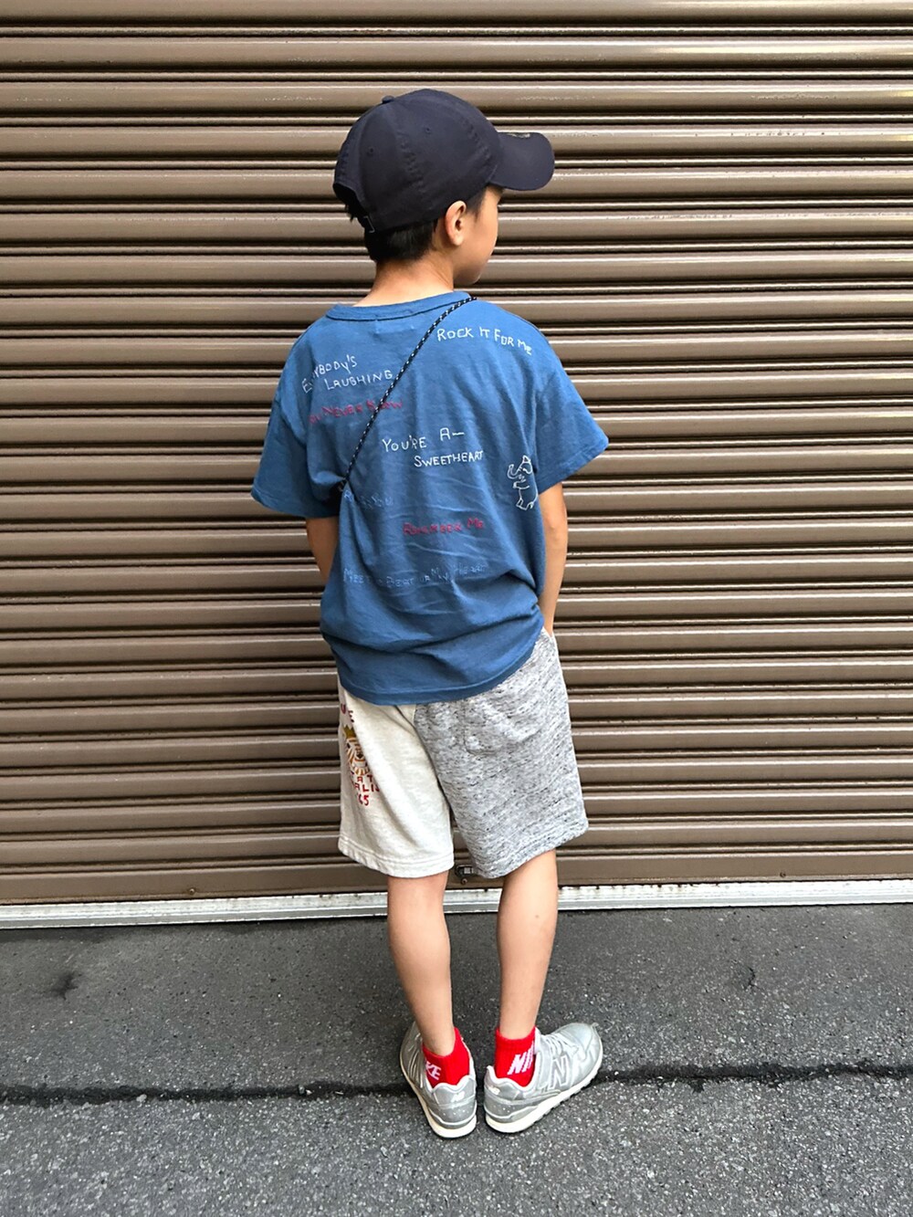 ブルー系のTシャツ/カットソー、グレー系のスウェットパンツ、シルバー系のスニーカーを着用したキッズの夏コーディネートの3枚目の写真