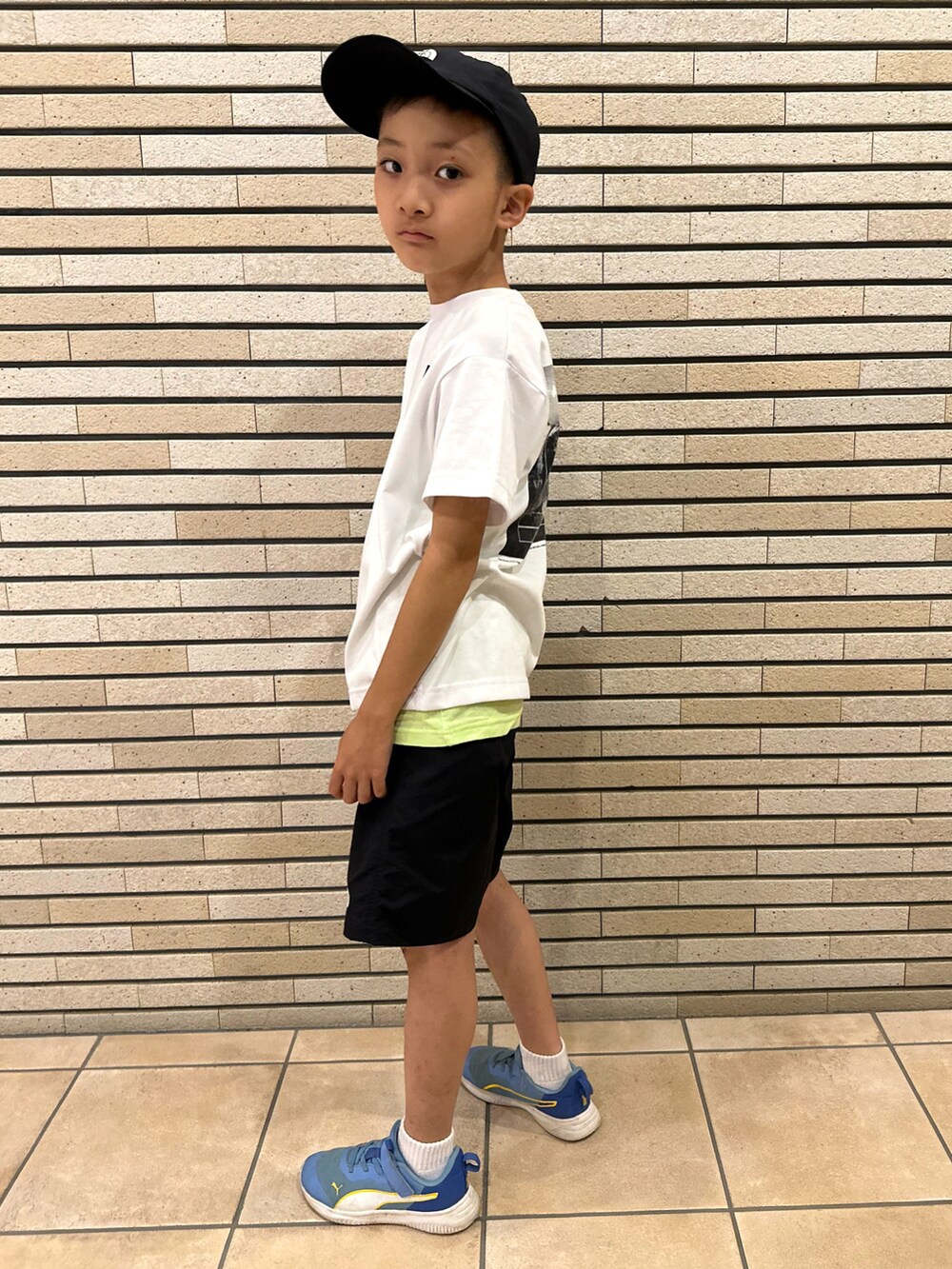 ホワイト系のTシャツ/カットソー、ブラック系のその他パンツ、ブルー系のスニーカーを着用したキッズの夏コーディネートの3枚目の写真