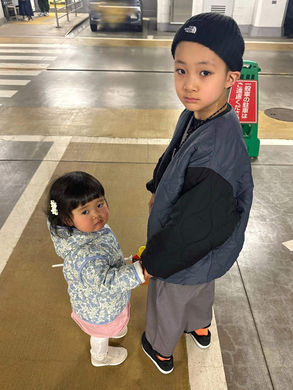 ブラック系のジャケット/アウター、グレー系のトップス、ブラック系のスニーカーを着用したキッズの春コーディネートの4枚目の写真