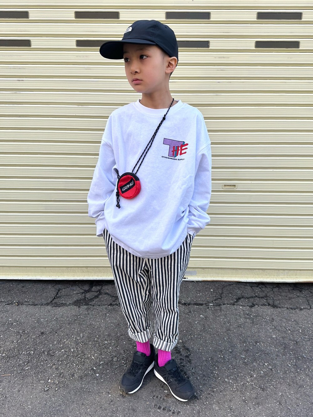 ホワイト系のTシャツ/カットソー、ブルー系のその他パンツ、ブラック系のスニーカーを着用したキッズの春コーディネートの2枚目の写真