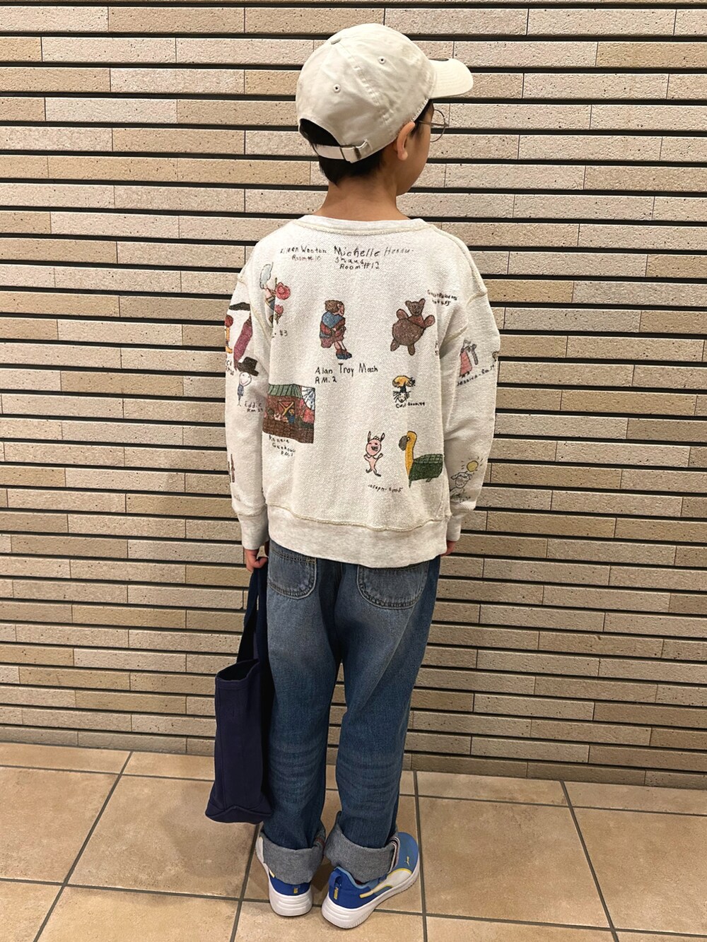 グレー系のスウェット、ブルー系のデニムパンツ、ブルー系のトートバッグを着用したキッズの春コーディネートの4枚目の写真