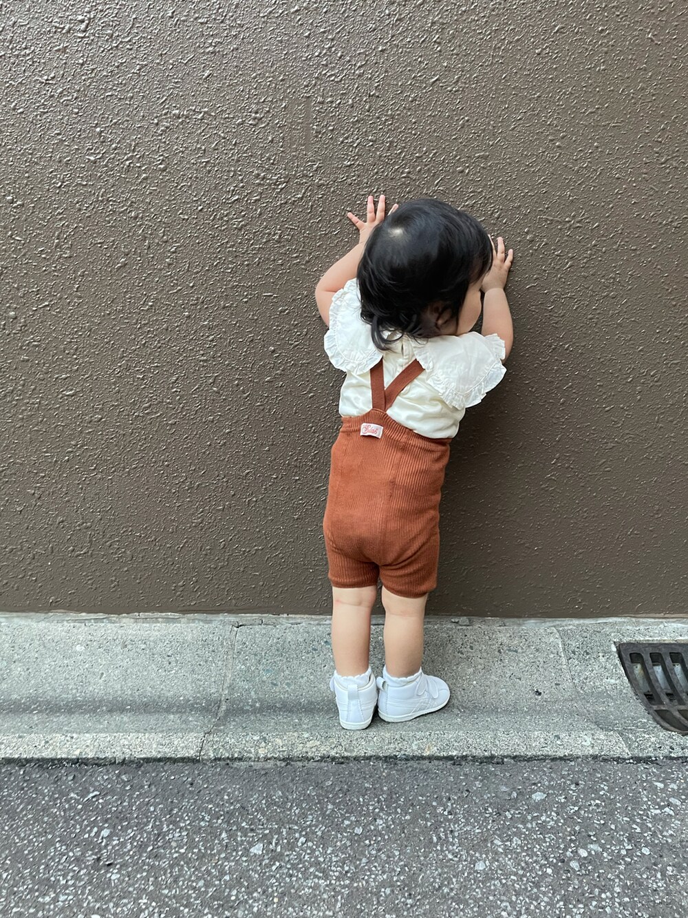 ホワイト系のTシャツ/カットソー、ホワイト系のスニーカー、ホワイト系の帽子を着用したキッズの秋コーディネートの5枚目の写真