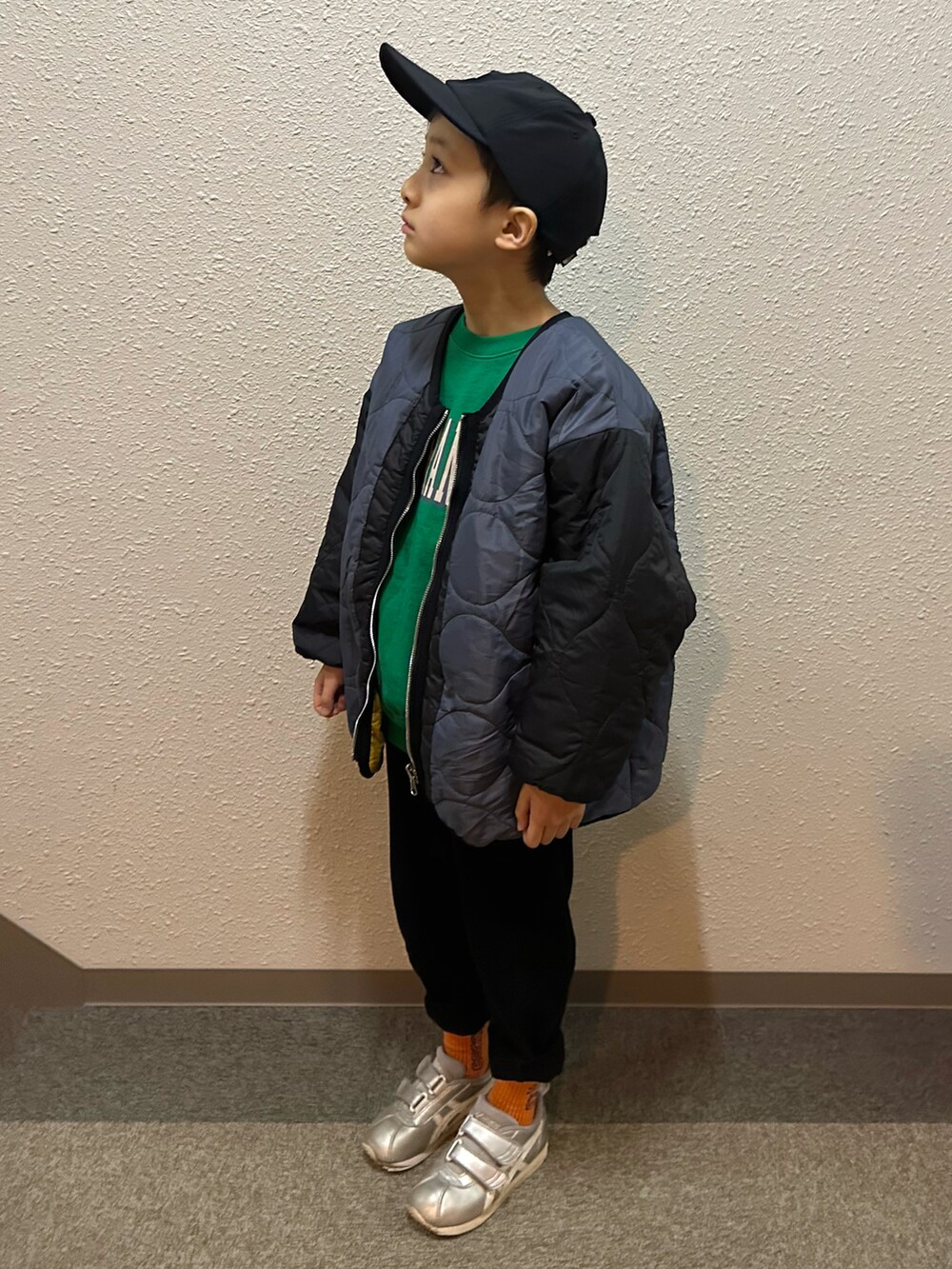 ブラック系のジャケット/アウター、グリーン系のスウェット、ブラック系のその他パンツを着用したキッズの春コーディネートの2枚目の写真