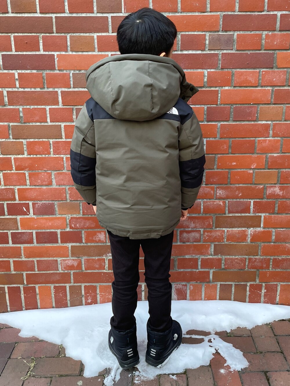 グリーン系のダウンジャケット/コート、パープル系のスウェット、ブラック系のパンツを着用したキッズの冬コーディネートの3枚目の写真