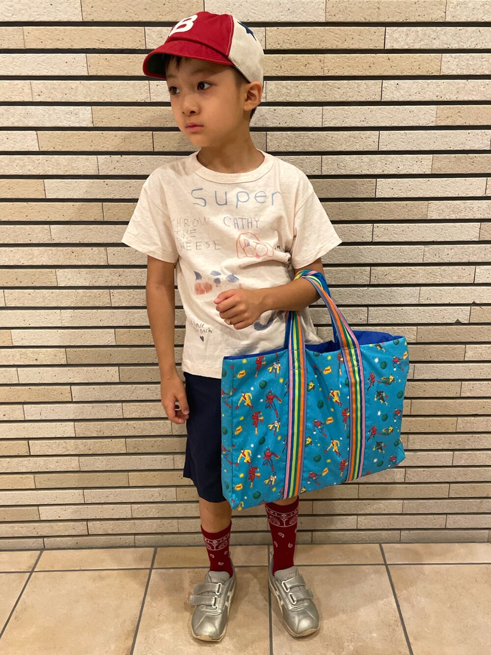 ホワイト系のTシャツ/カットソー、ブルー系のその他パンツ、シルバー系のスニーカーを着用したキッズの秋コーディネートの3枚目の写真