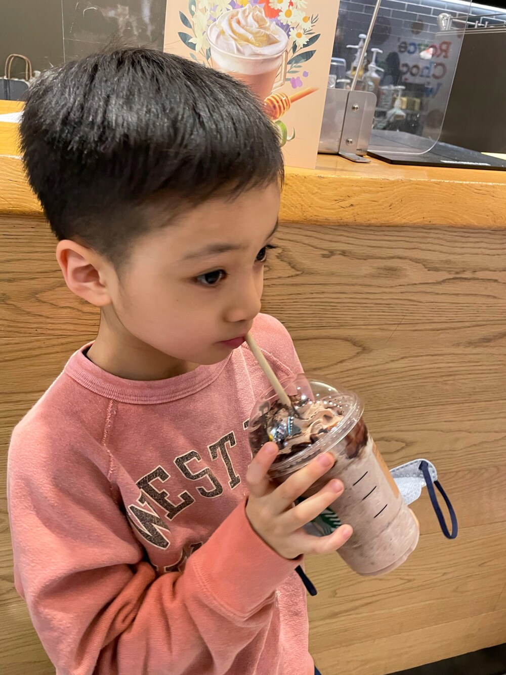 ピンク系のスウェット、ブルー系のデニムパンツ、シルバー系のスニーカーを着用したキッズの冬コーディネートの5枚目の写真