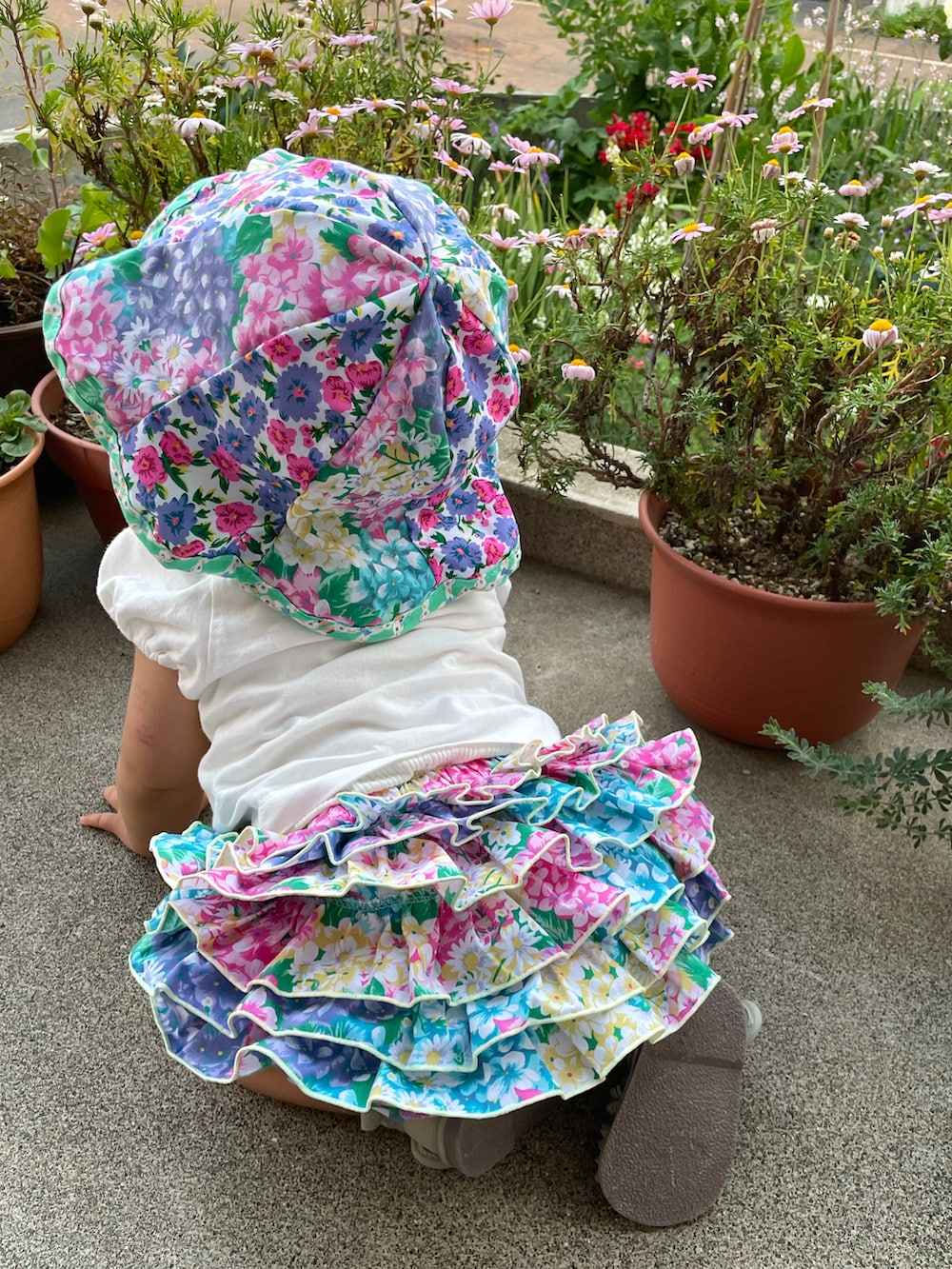 ホワイト系のTシャツ/カットソー、その他のその他パンツ、グリーン系のサンダルを着用したキッズの夏コーディネートの5枚目の写真