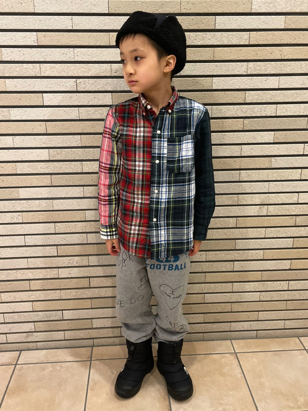 その他のシャツ/ブラウス、グレー系のその他パンツ、ブラック系のブーツを着用したキッズの春コーディネートの3枚目の写真