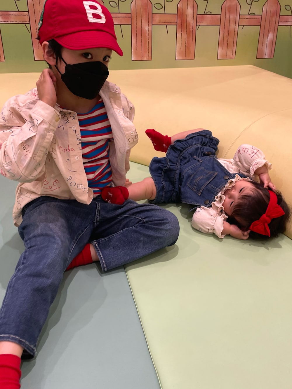 ホワイト系のシャツ/ブラウス、ブルー系のTシャツ/カットソー、ブルー系のデニムパンツを着用したキッズの夏コーディネートの4枚目の写真