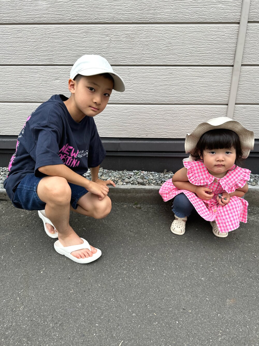 ブルー系のTシャツ/カットソー、ブルー系のデニムパンツ、ホワイト系のサンダルを着用したキッズの夏コーディネートの3枚目の写真