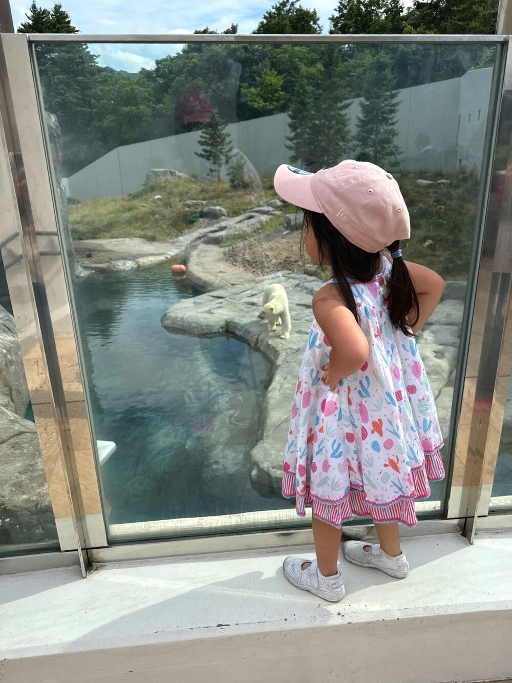 ホワイト系のスニーカー、ピンク系のキャップを着用したキッズの夏コーディネートの3枚目の写真
