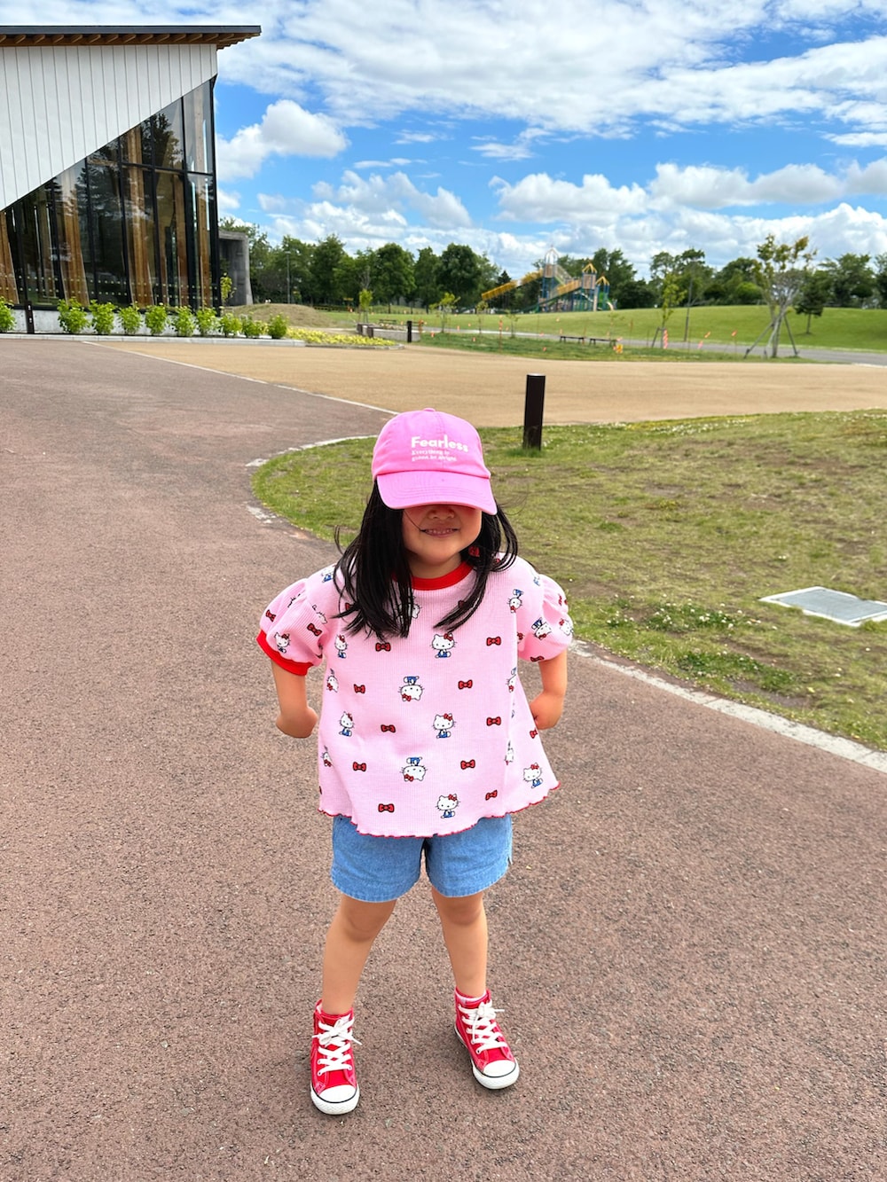 ブルー系のその他パンツ、ピンク系のTシャツ/カットソー、レッド系のスニーカーを着用したキッズの秋コーディネートの2枚目の写真