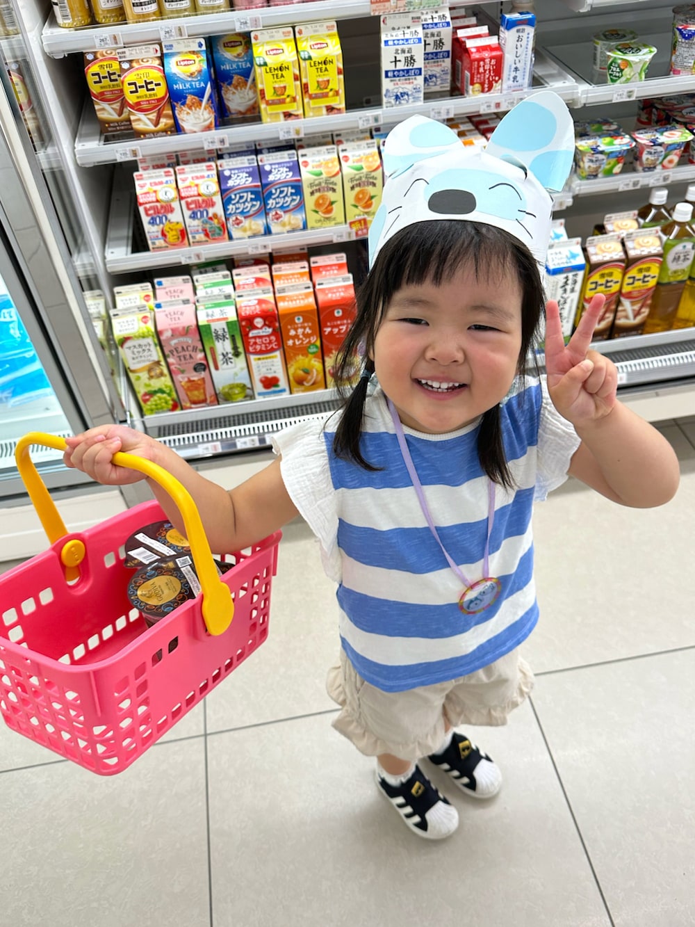 ブルー系のTシャツ/カットソー、ピンク系のその他パンツ、ブラック系のスニーカーを着用したキッズの秋コーディネートの4枚目の写真