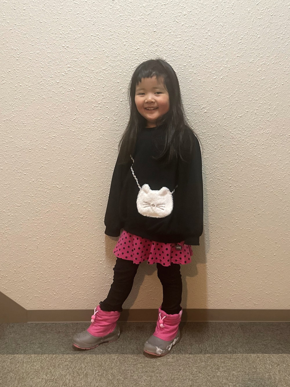 ブラック系のスウェット、ピンク系のその他パンツを着用したキッズの冬コーディネートの2枚目の写真