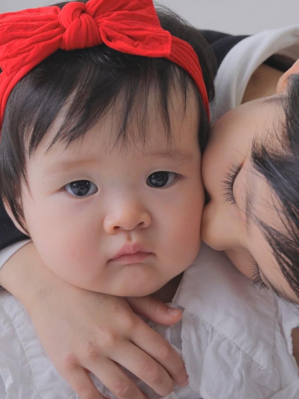 ブラック系のテーラードジャケット、ホワイト系のシャツ/ブラウス、ブラック系のその他パンツを着用したキッズの冬コーディネートの4枚目の写真