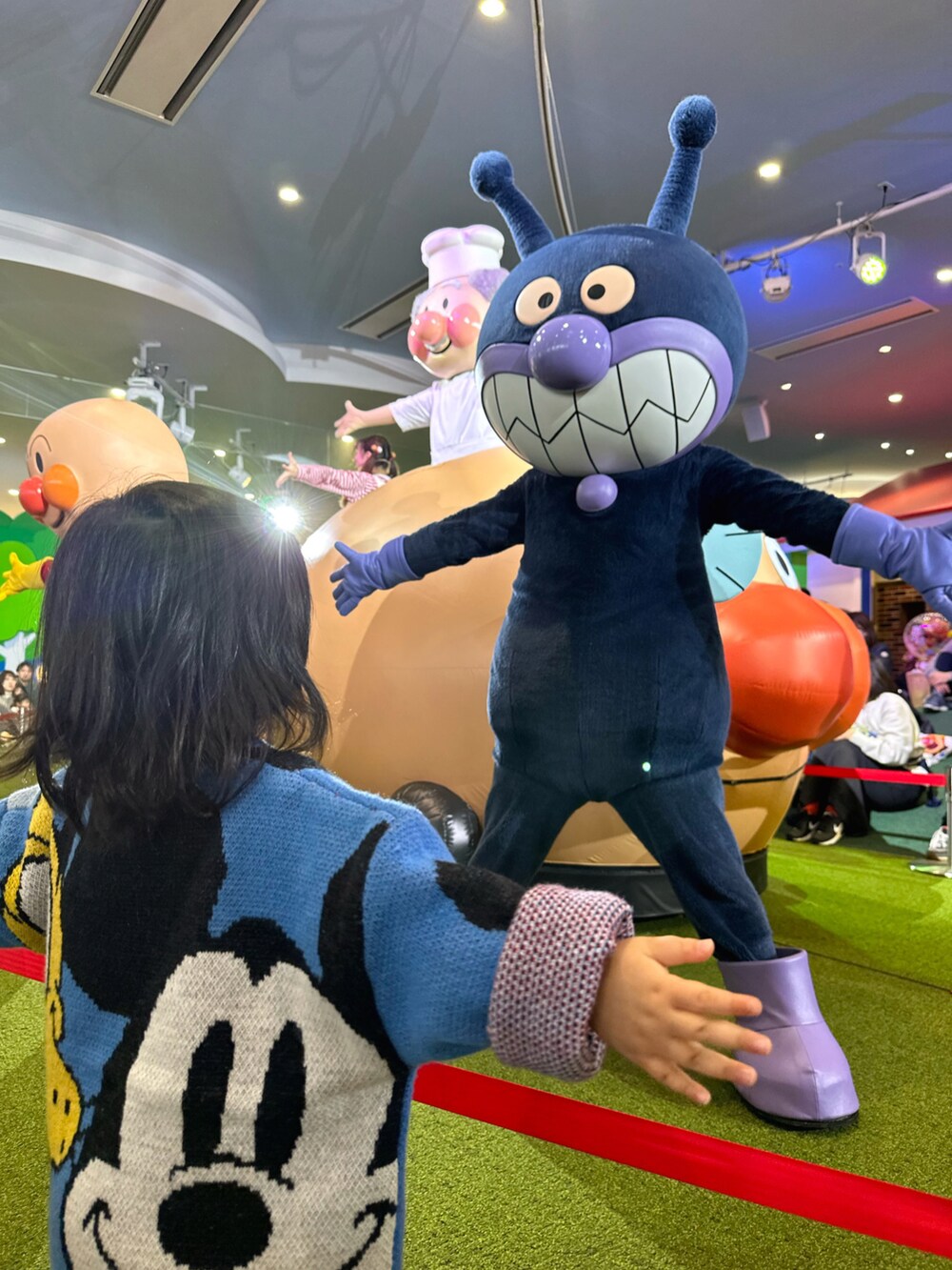 その他のニット/セーター、ブルー系のデニムパンツ、イエロー系のスニーカーを着用したキッズの冬コーディネートの4枚目の写真