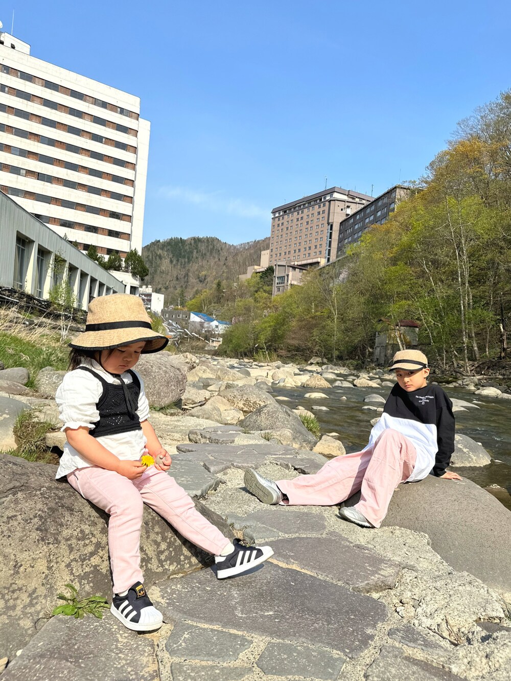 ブラック系のTシャツ/カットソー、ピンク系のカーゴパンツ、シルバー系のスニーカーを着用したキッズの春コーディネートの4枚目の写真