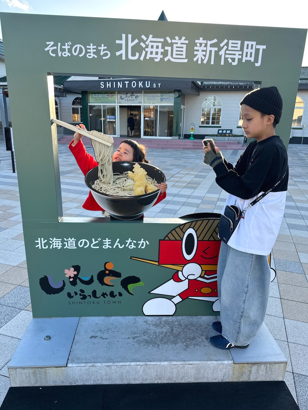 ブルー系のデニムパンツ、ブルー系のデニムパンツ、ブルー系のスニーカーを着用したキッズの秋コーディネートの4枚目の写真