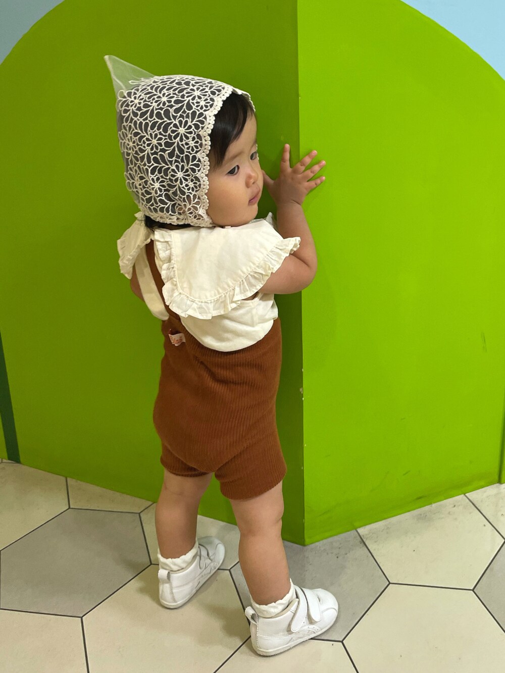 ホワイト系のTシャツ/カットソー、ホワイト系のスニーカー、ホワイト系の帽子を着用したキッズの秋コーディネートの2枚目の写真