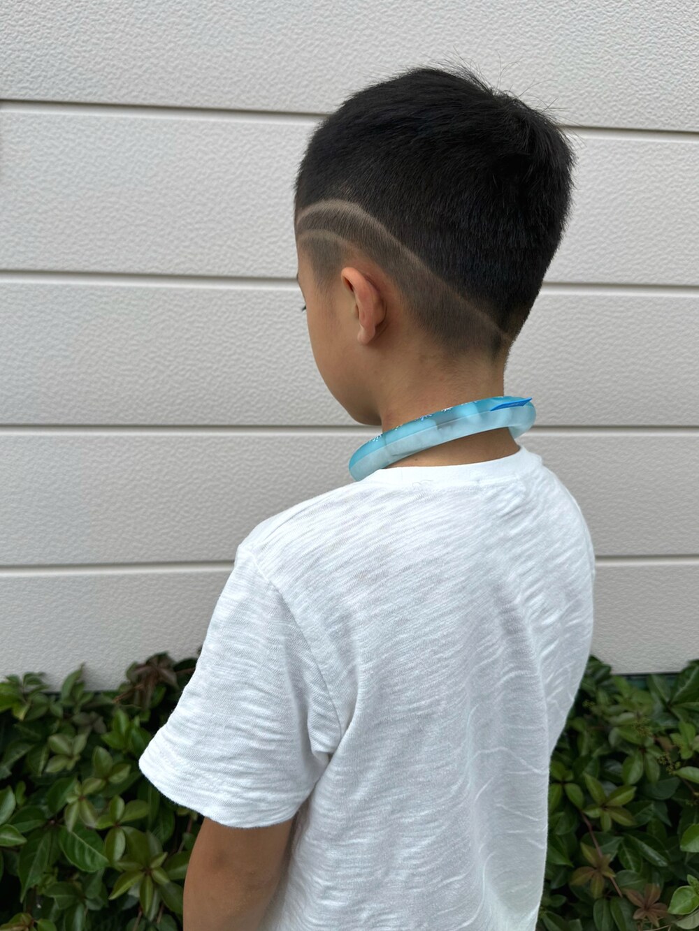 イエロー系のその他パンツ、ホワイト系のサンダル、ブルー系のアウトドアグッズを着用したキッズの夏コーディネートの2枚目の写真