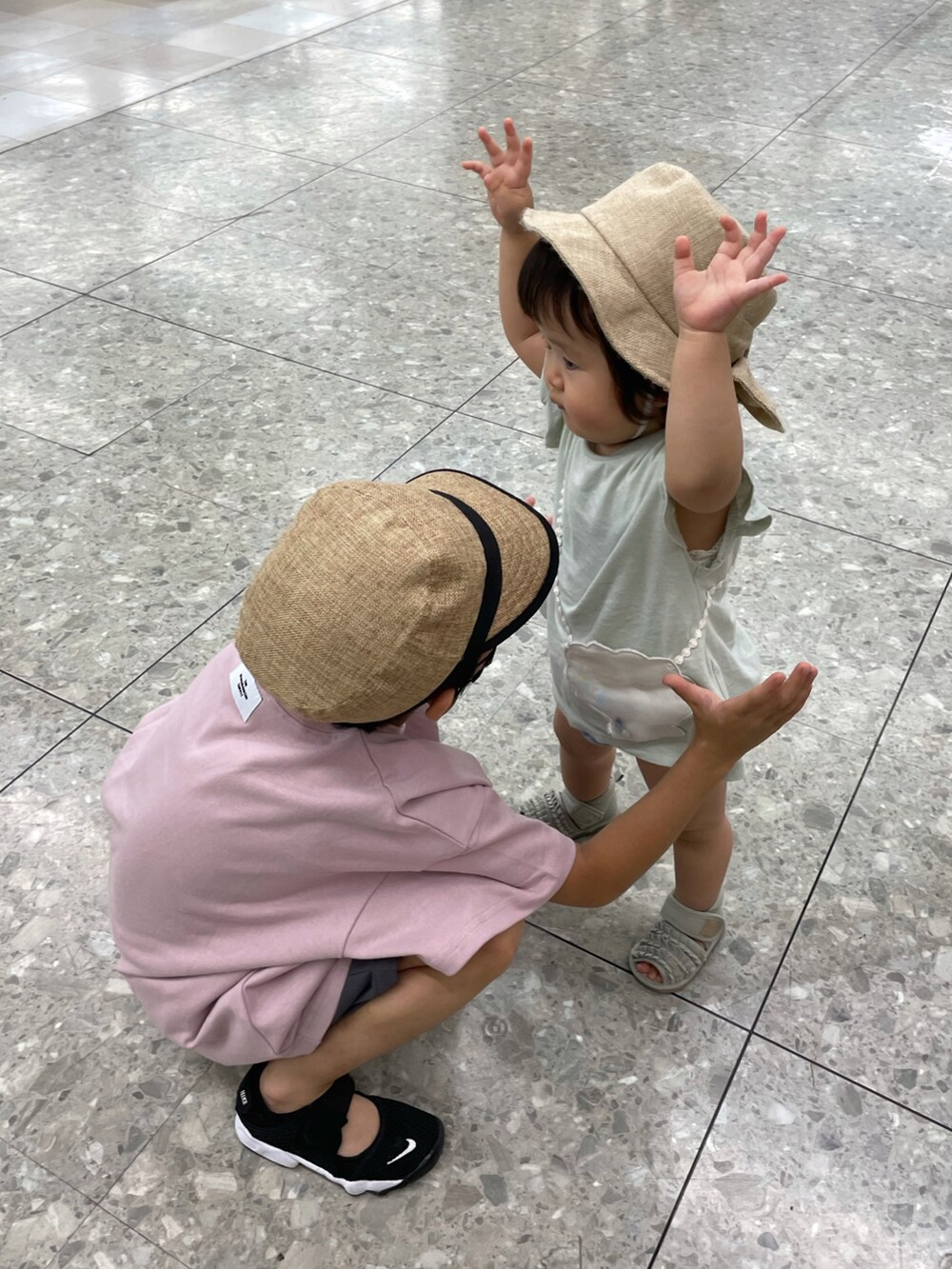 ピンク系のTシャツ/カットソー、グレー系のその他パンツ、ブラック系のサンダルを着用したキッズの夏コーディネートの4枚目の写真