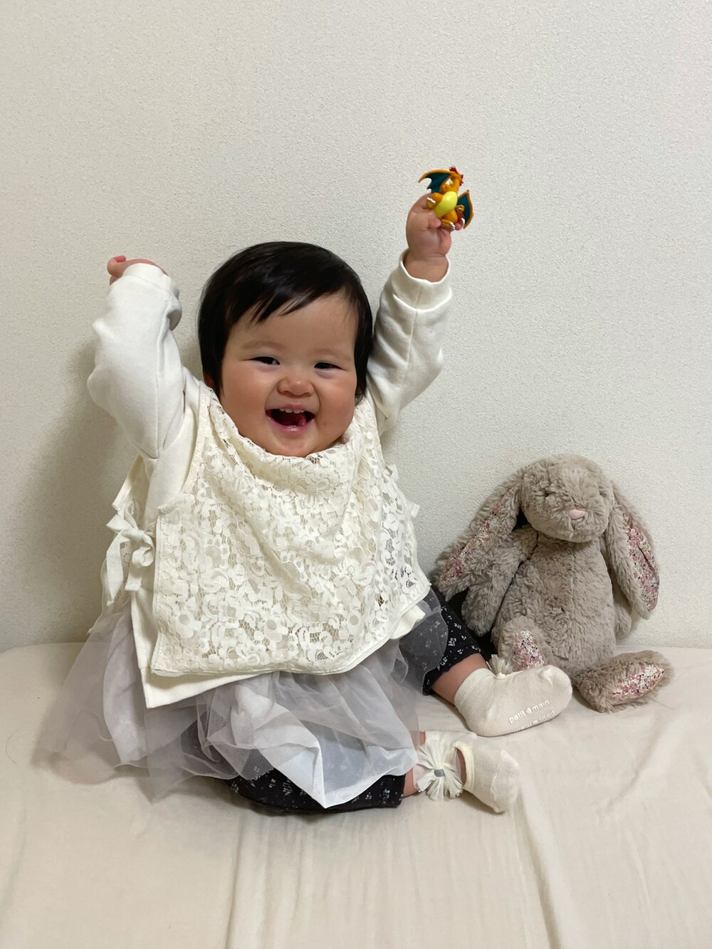 ホワイト系のアンサンブル、ベージュ系のスウェット、ブラック系のレギンス/スパッツを着用したキッズの春コーディネートの3枚目の写真