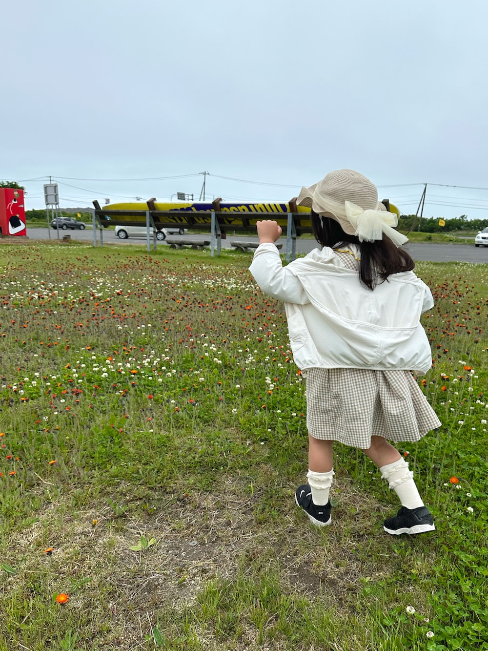 ベージュ系のその他アウター、ゴールド系のスニーカー、ホワイト系のTシャツ/カットソーを着用したキッズの夏コーディネートの5枚目の写真