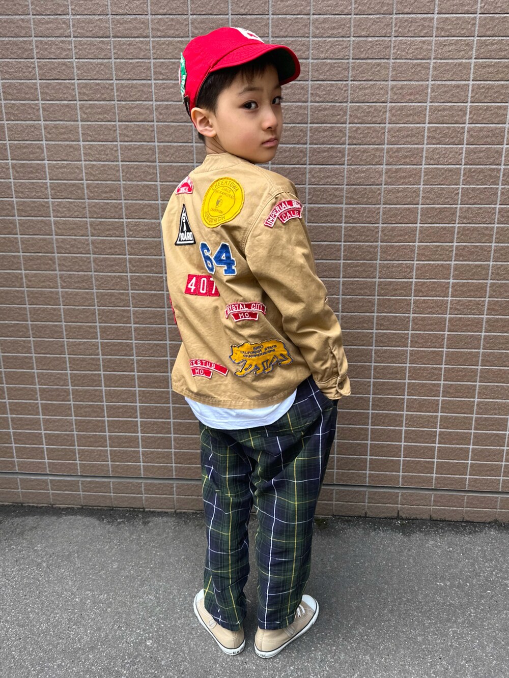 ベージュ系のその他アウター、ホワイト系のTシャツ/カットソー、ブルー系のパンツを着用したキッズの春コーディネートの2枚目の写真