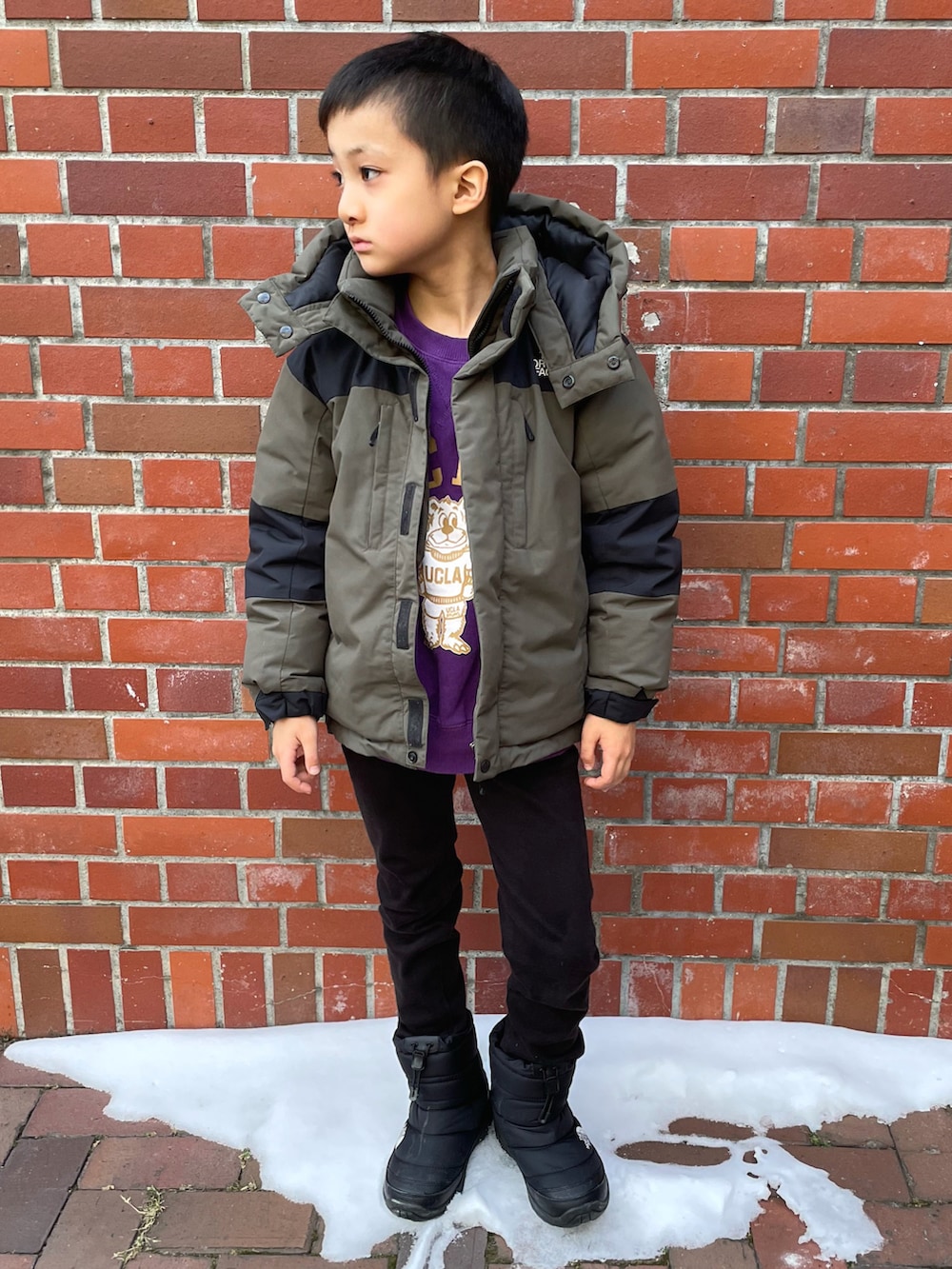 グリーン系のダウンジャケット/コート、パープル系のスウェット、ブラック系のパンツを着用したキッズの冬コーディネートの2枚目の写真