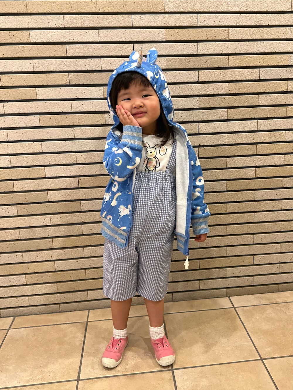 ブルー系のパーカー、ホワイト系のTシャツ/カットソー、ブルー系のサロペット/オーバーオールを着用したキッズの秋コーディネートの4枚目の写真