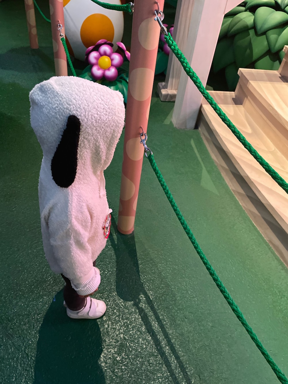 ホワイト系のその他トップス、ホワイト系のスニーカー、ベージュ系のダウンジャケット/コートを着用したキッズの冬コーディネートの2枚目の写真