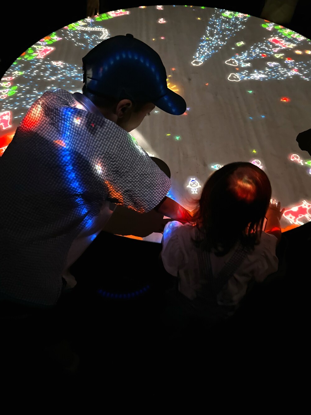 ブルー系のTシャツ/カットソー、ブルー系のデニムパンツ、ブラック系のスニーカーを着用したキッズの夏コーディネートの2枚目の写真