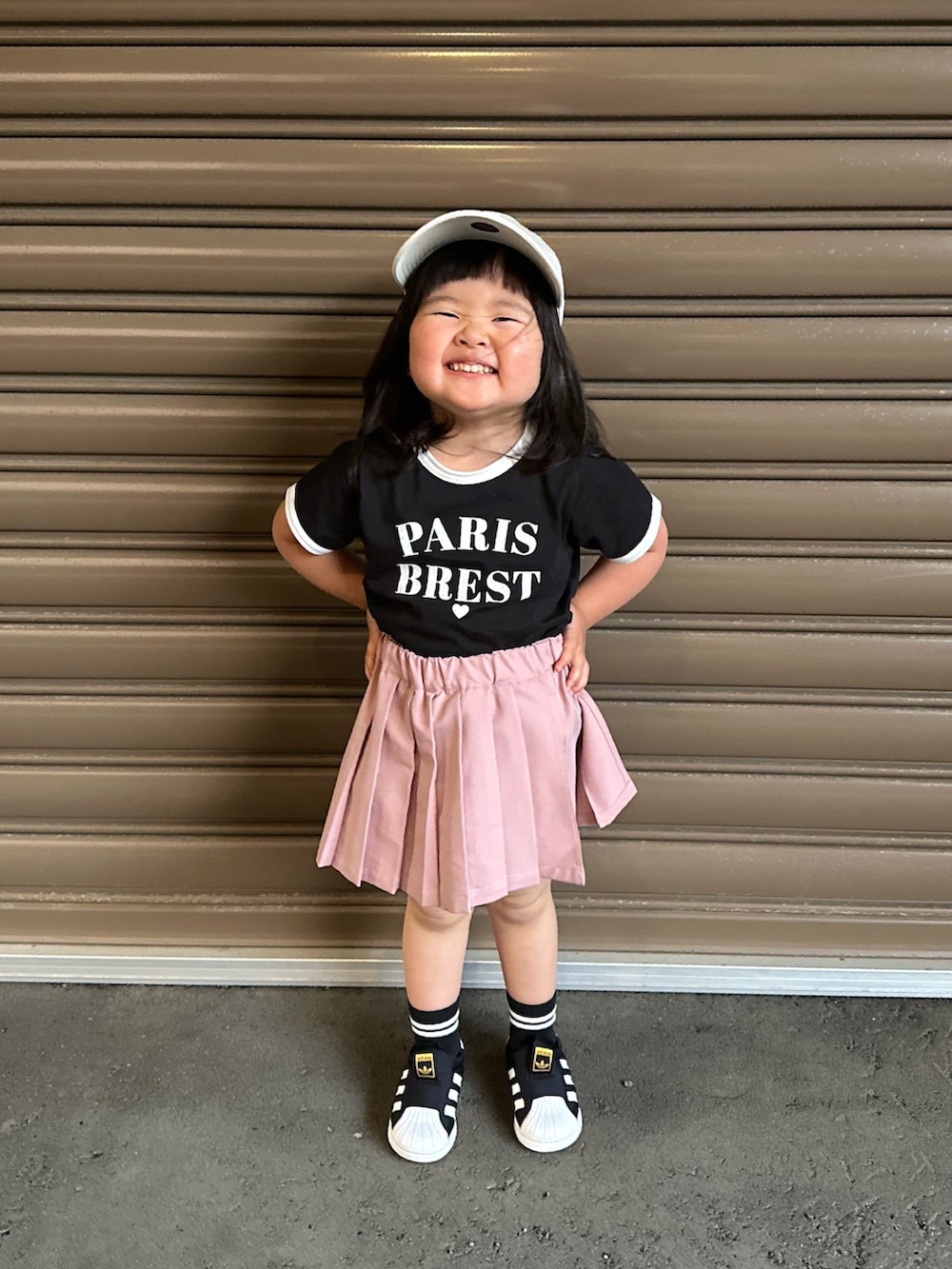 ブラック系のTシャツ/カットソー、ピンク系のその他パンツ、ブラック系のスニーカーを着用したキッズの夏コーディネートの3枚目の写真