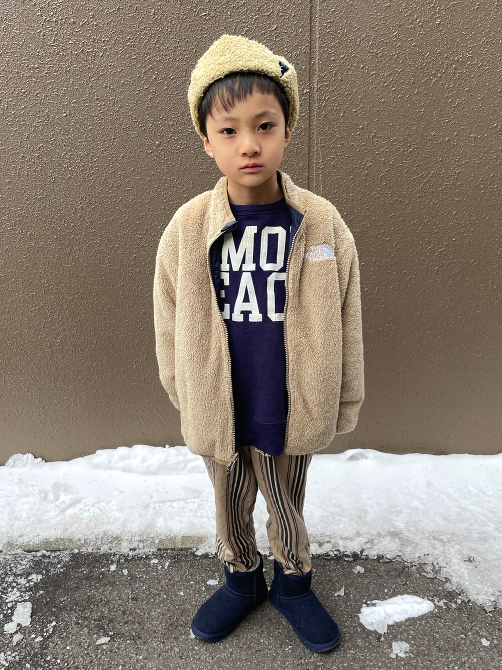 ブルー系のその他アウター、ブルー系のスウェット、ベージュ系のパンツを着用したキッズの冬コーディネートの2枚目の写真