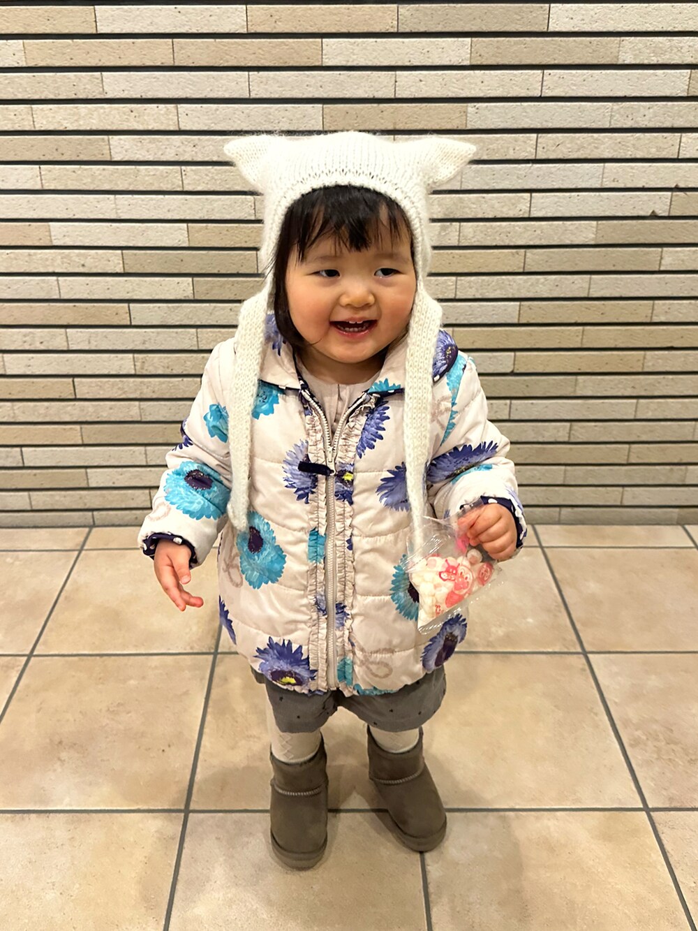 その他のシャツ/ブラウス、ブルー系のデニムパンツ、ブルー系のブーツを着用したキッズの春コーディネートの3枚目の写真