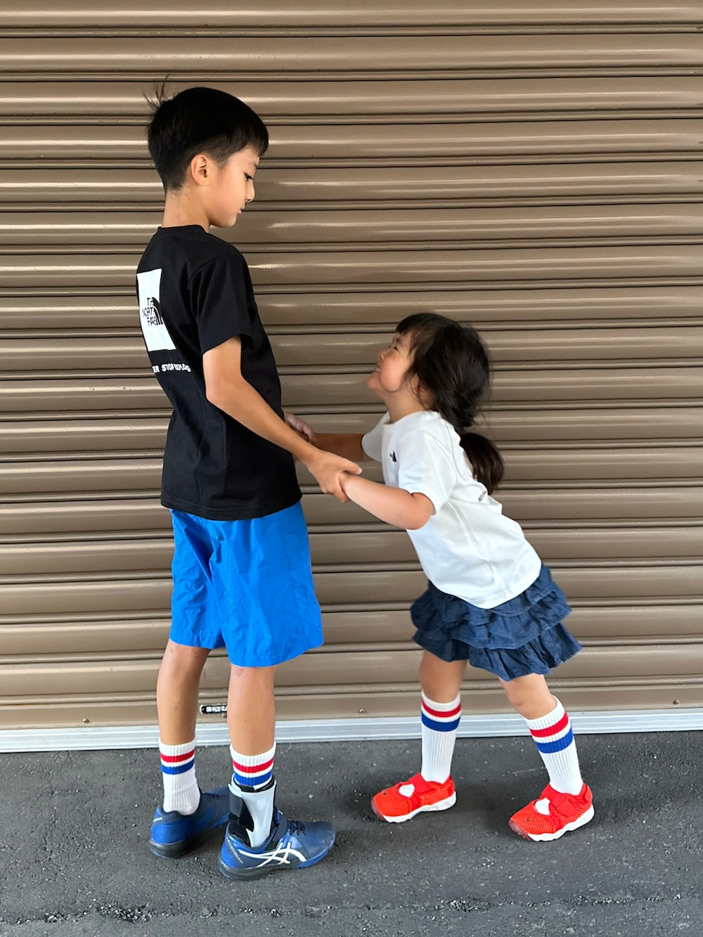 ブルー系のその他パンツ、ブラック系のTシャツ/カットソー、ホワイト系のTシャツ/カットソーを着用したキッズの夏コーディネートの2枚目の写真
