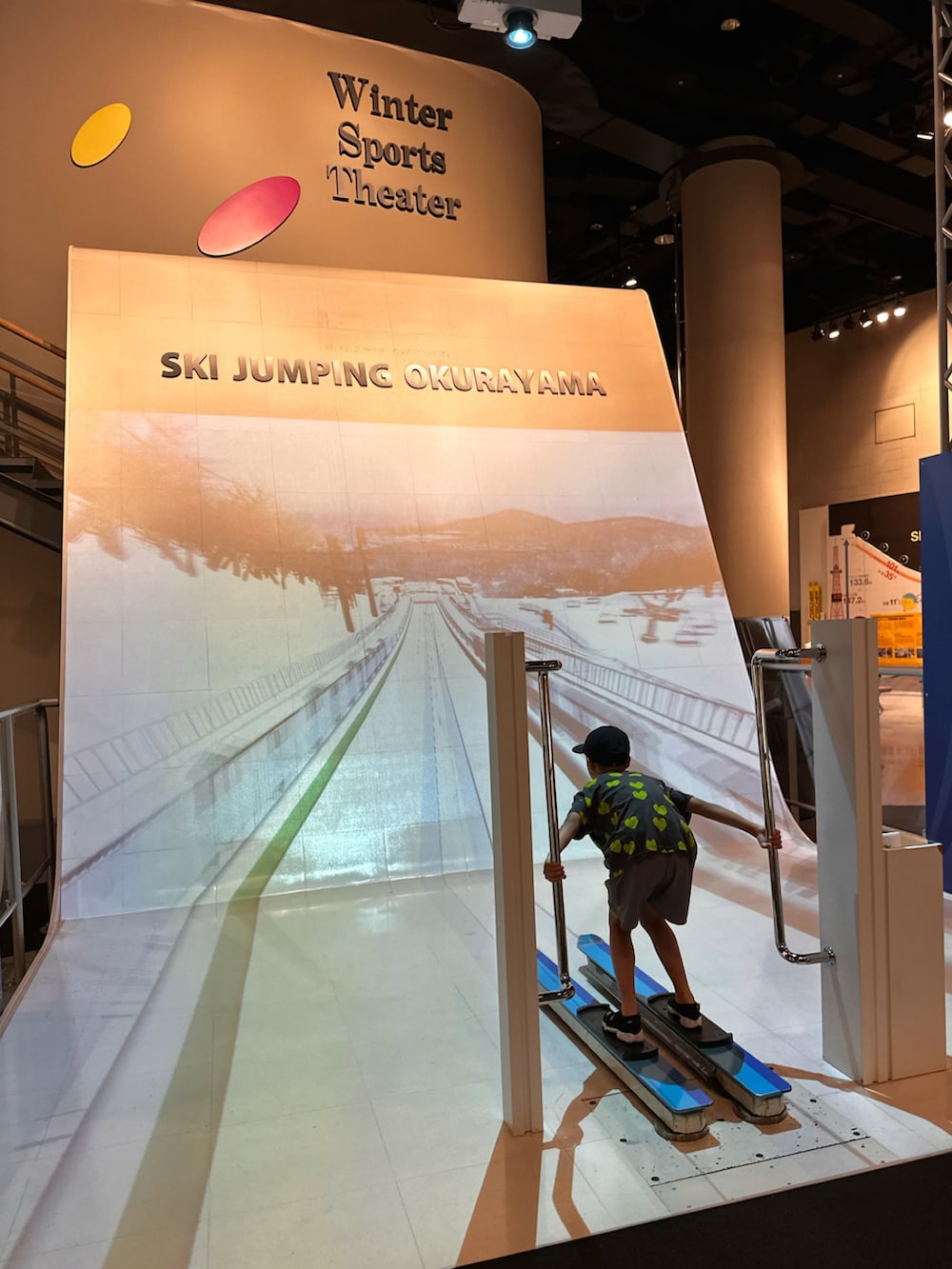 グレー系のTシャツ/カットソー、レッド系のセットアップ、ピンク系のワンピースを着用したキッズの秋コーディネートの3枚目の写真