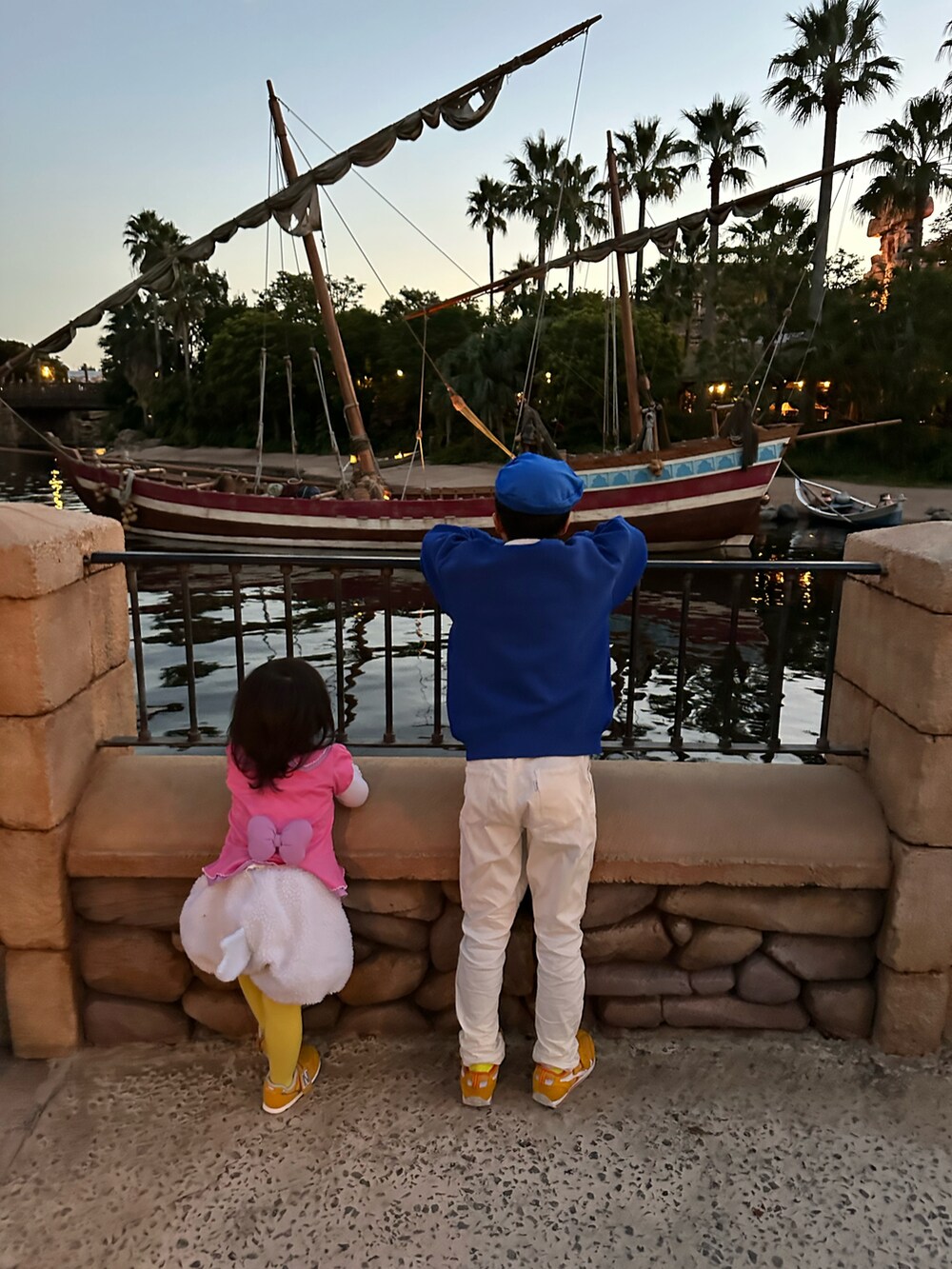 ブルー系のカーディガン/ボレロ、ホワイト系のビジネスシャツ、ホワイト系のその他パンツを着用したキッズの秋コーディネートの2枚目の写真