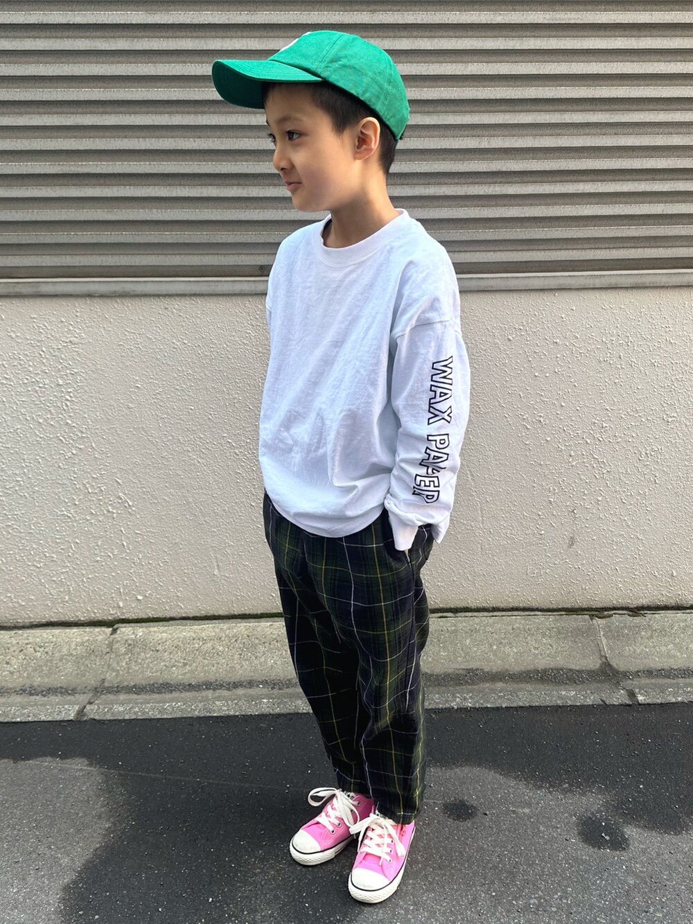 ホワイト系のTシャツ/カットソー、ブルー系のパンツ、ピンク系のスニーカーを着用したキッズの春コーディネートの2枚目の写真