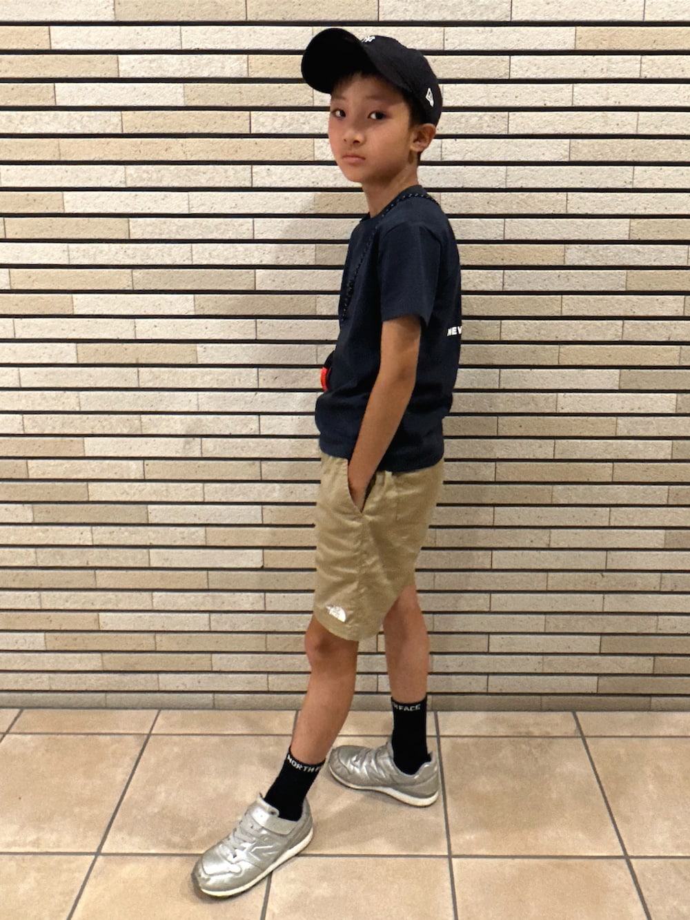 ブルー系のTシャツ/カットソー、ベージュ系のその他パンツ、シルバー系のスニーカーを着用したキッズの夏コーディネートの3枚目の写真