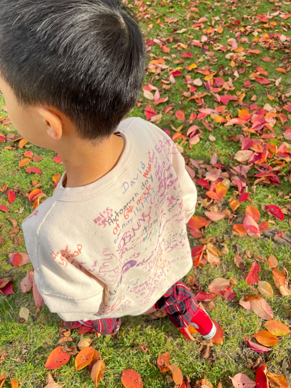 ホワイト系のスウェット、グリーン系のジャケット/アウター、レッド系のその他パンツを着用したキッズの秋コーディネートの3枚目の写真