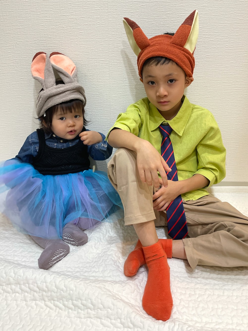 グリーン系のシャツ/ブラウス、レッド系のネクタイ、ベージュ系のその他パンツを着用したキッズの秋コーディネートの2枚目の写真