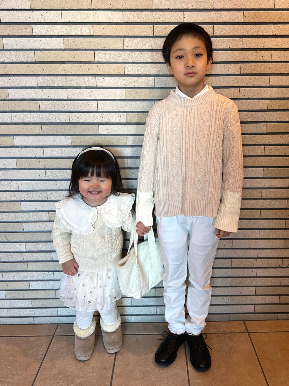 ホワイト系のニット/セーター、ホワイト系のビジネスシャツ、ホワイト系のその他パンツを着用したキッズの冬コーディネートの3枚目の写真
