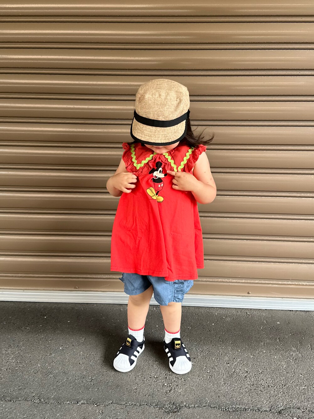 レッド系のワンピース、ブルー系のその他パンツ、ブラック系のスニーカーを着用したキッズの夏コーディネートの3枚目の写真
