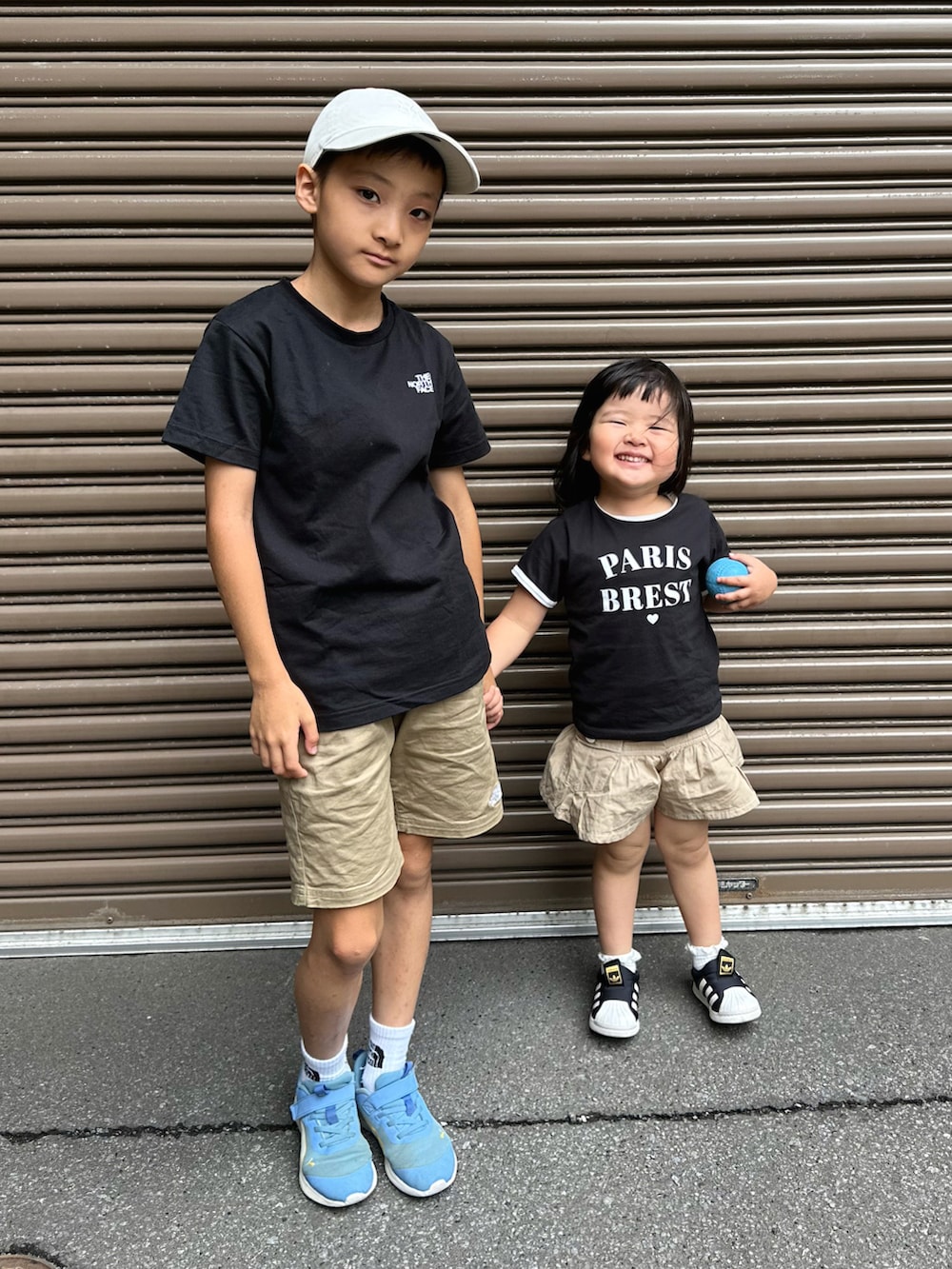ブラック系のTシャツ/カットソー、ベージュ系のその他パンツ、ブルー系のスニーカーを着用したキッズの夏コーディネートの4枚目の写真