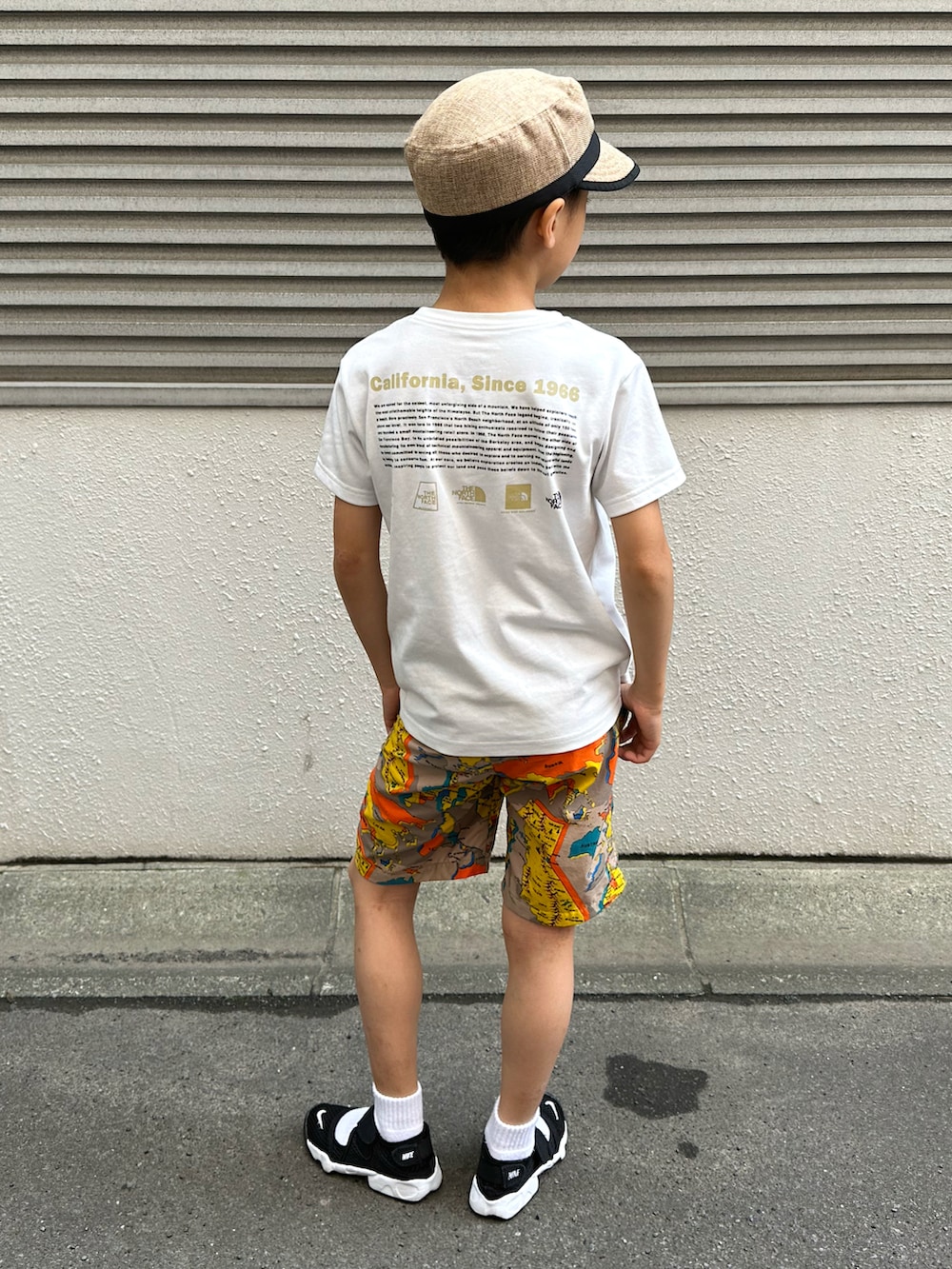 ホワイト系のTシャツ/カットソー、その他のその他パンツ、ブラック系のスニーカーを着用したキッズの夏コーディネートの3枚目の写真