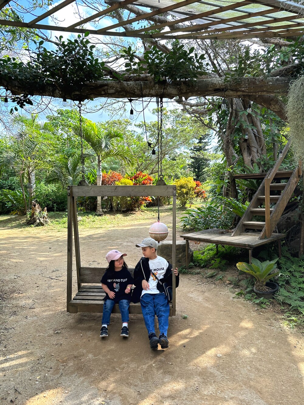 ブラック系のパーカー、ホワイト系のTシャツ/カットソー、ブルー系のデニムパンツを着用したキッズの夏コーディネートの2枚目の写真