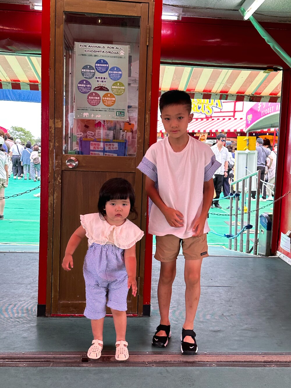 ブルー系のTシャツ/カットソー、ベージュ系のその他パンツ、ブラック系のスニーカーを着用したキッズの秋コーディネートの4枚目の写真