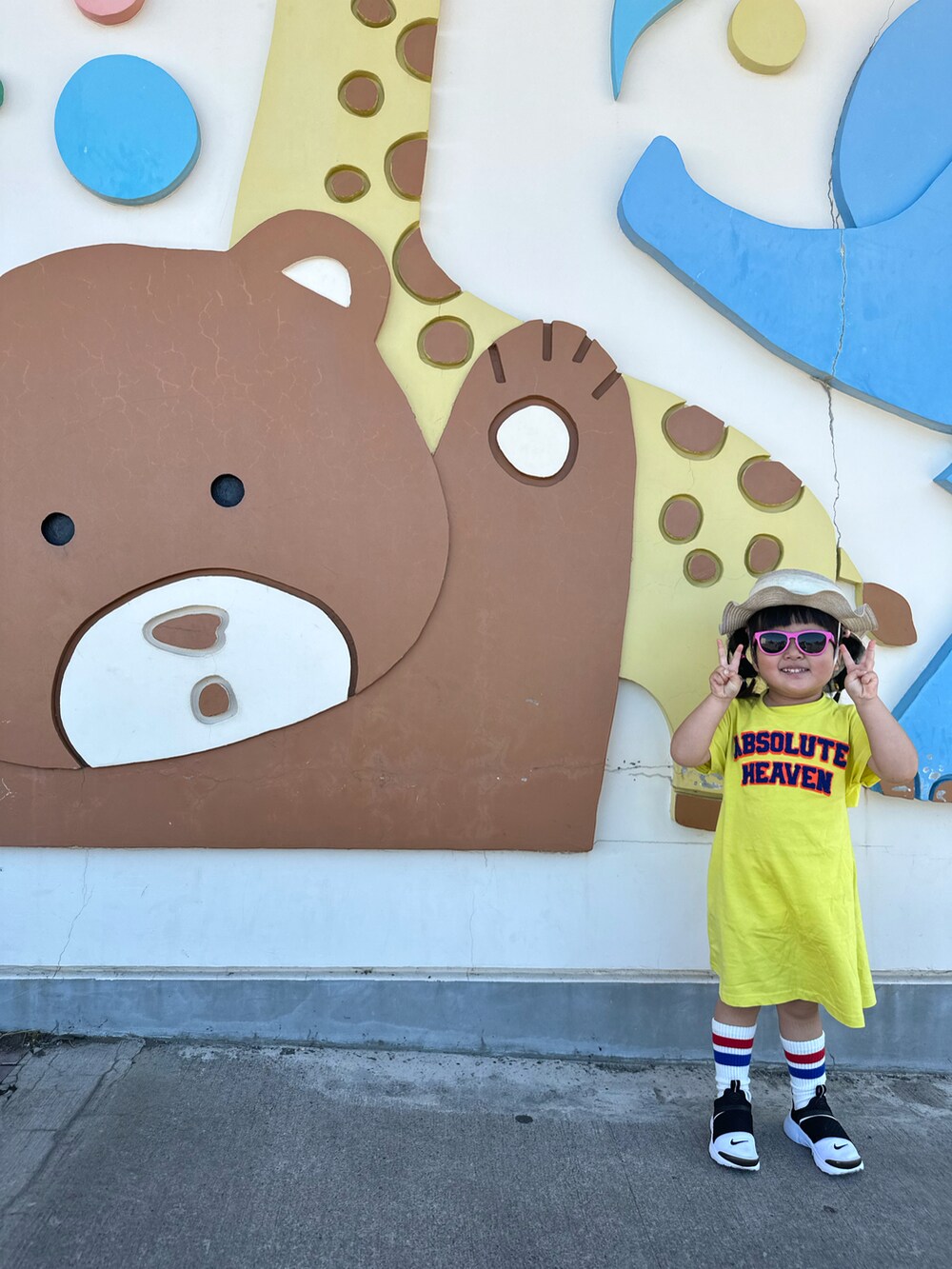 イエロー系のTシャツ/カットソー、ブルー系のデニムパンツ、シルバー系のスニーカーを着用したキッズの秋コーディネートの5枚目の写真
