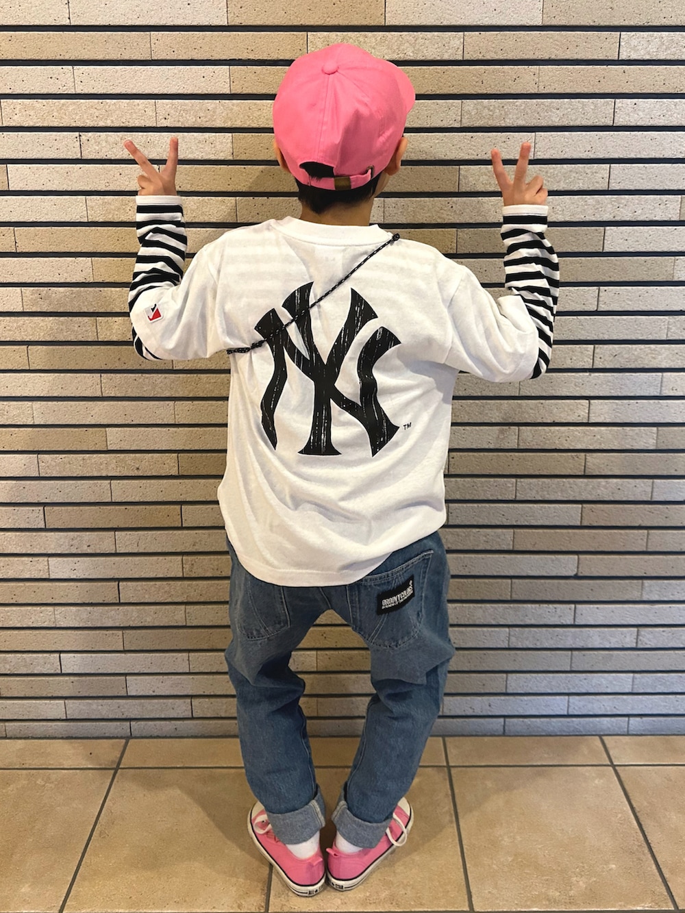 ホワイト系のTシャツ/カットソー、ブラック系のTシャツ/カットソー、ブルー系のデニムパンツを着用したキッズの春コーディネートの2枚目の写真